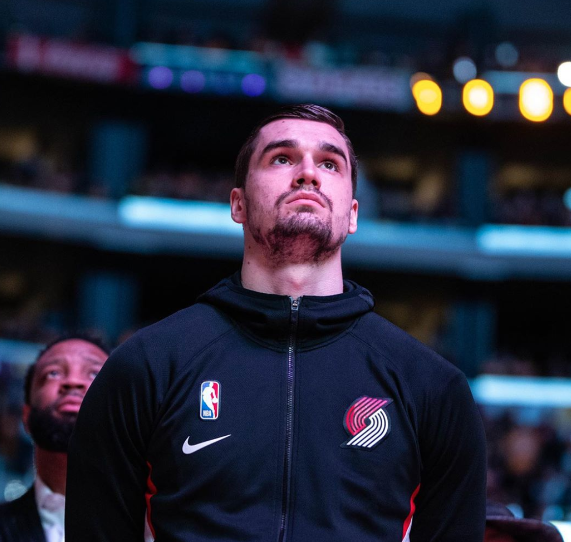 海佐尼亚发推求问:网飞上有啥剧集推荐吗...至