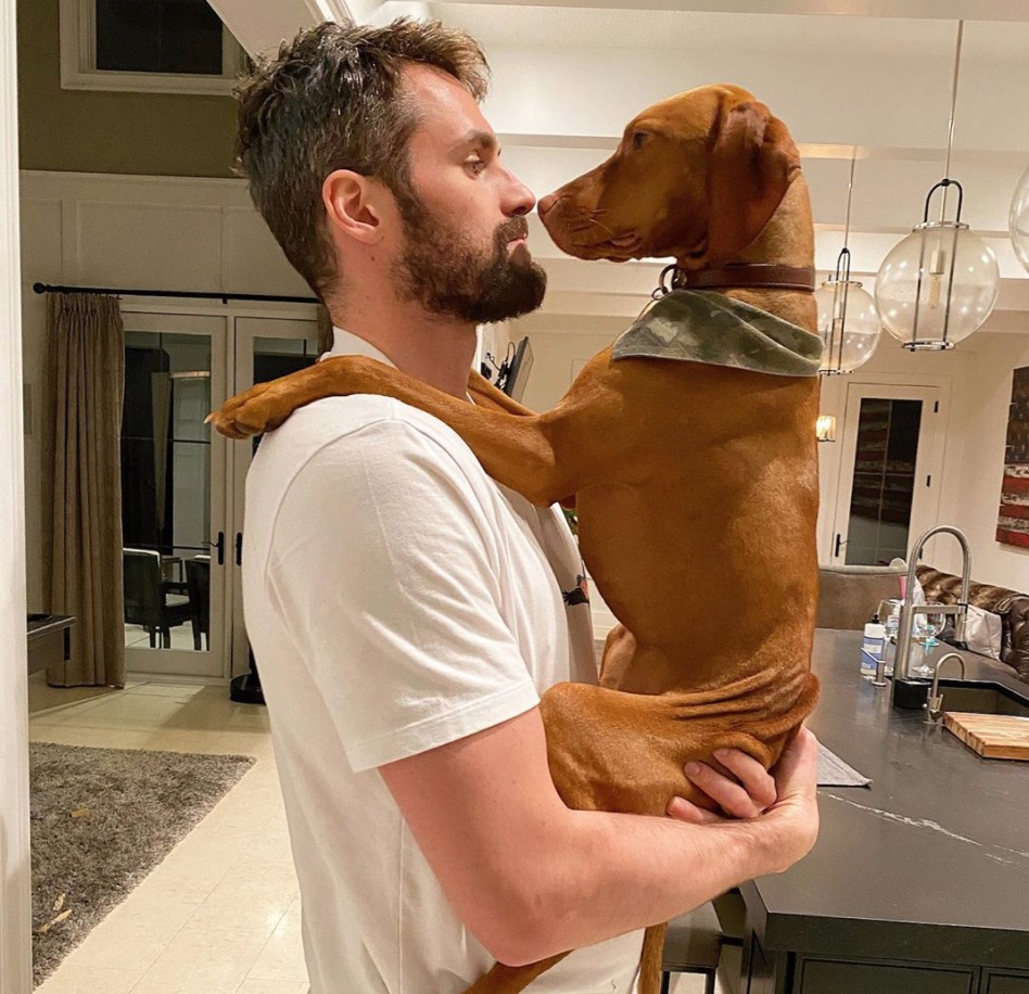 爱狗相伴!乐福社媒晒自己与爱狗合影: