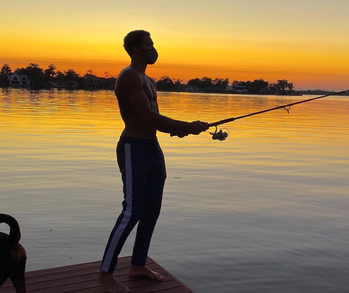 秀身材?阿龙-戈登社媒晒出自己半裸钓鱼