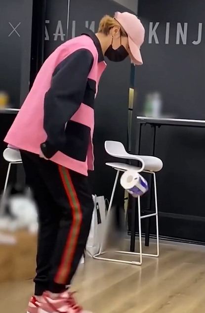 鹿晗参加颠卷纸挑战:期待早日在梦剧场